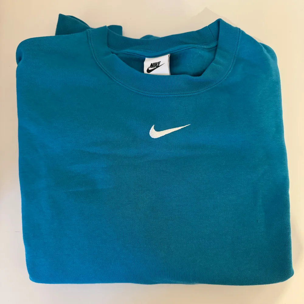 Turkos sweatshirt från Nike. Använd 2 gånger så nyskick💙 . Hoodies.