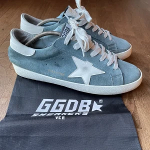Golden Goose - Nu säljer jag ett par riktigt feta Golden Goose skor för endast 2249 inte fast pris ny pris runt 5000sek