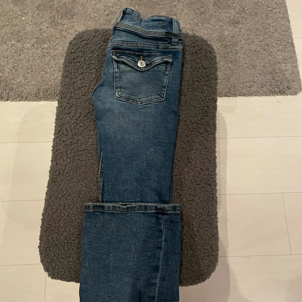 Bootcut jeans från Gina Tricot. Jättefina men tyvär för små 💕💕 storlek 134. Jeans & Byxor.
