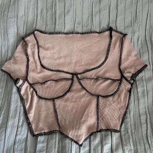 Magtröja  - Magtröja i väldigt bra skick! Använd en gång. Sann i storlek! Beige färg