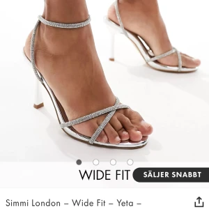 Bal/fest klackar - Fina silver klackar, helt oanvända pågrund av fel storlek💕 stl 39