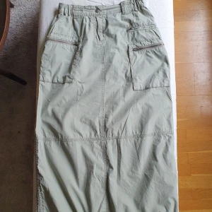 Lång cargokjol st 36 - Den perfekta långa cargokjolen till våren och sommaren! Storlek 36 och knappt använd.