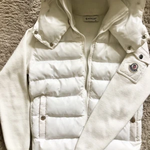 Moncler Cardigan XS - Moncler cardigan med avtagbar luva i mkt fint skick. Stl XS.