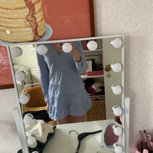 Blå klänning  - Säljer denna jättesnygga klänningen från zara helt oandvänd säljer då jag har många andra klänningar❤️priset kan diskuteras🥰