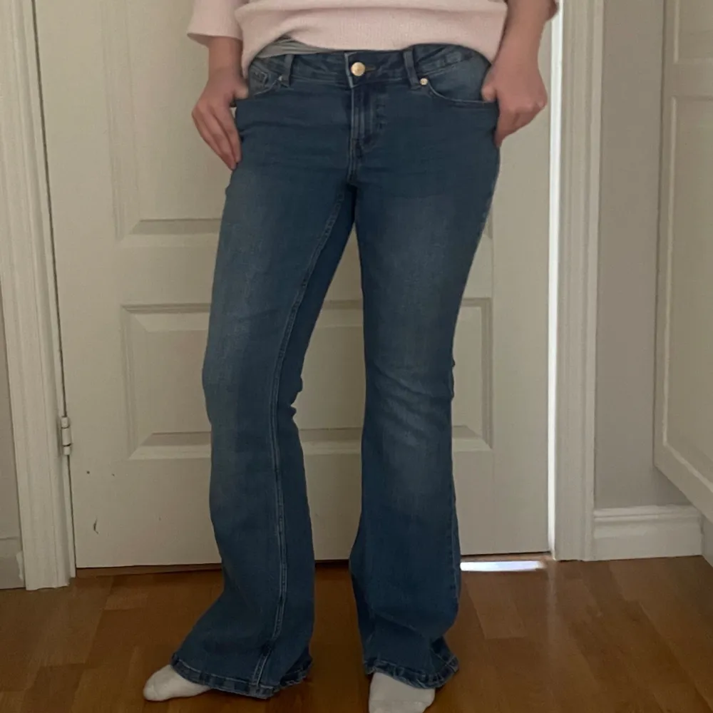 Snygga lågmidjade jeans, storlek Medium men passar också mig som har Small. Nästan aldrig använda. Jeans & Byxor.