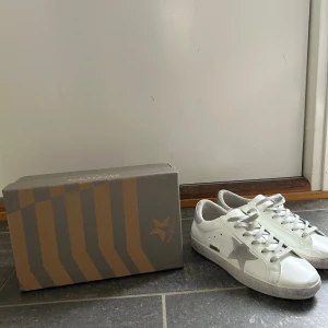 Golden goose  - Ett par sprillans nya golden goose till ett löjligt bra pris!  Skorna är i strl 42, men passar även dig med 43. Skorna är helt nya, endast testade inomhus vid ett tillfälle. Allt og inklusive box, påse samt digitalt kvitto ingår. Mvh VKO