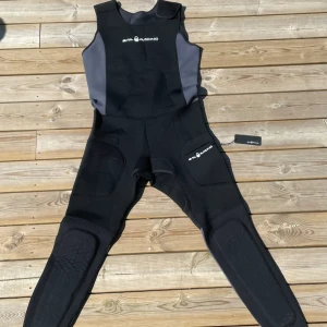 Sail Racing  - Sail Racing Orca 1/2 suit.  Storlek XL passar folk med storlek S/M. Helt nya i nyskick med tags, aldrig använda. Pris kan förhandlas.  DM vid frågor. 