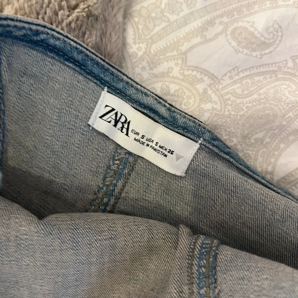 Populär Jeans topp från Zara!   Knappast använd, i storlek S Pris kan diskuteras 🫶🏽. Toppar.