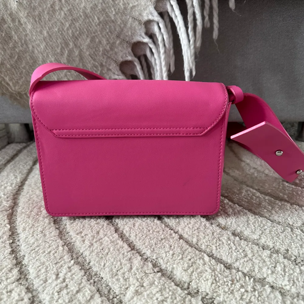 Jättefin rosa väska från Lindex i bra skick! Använd några enstaka gånger, finns dock en liten mörk fläck på väskans baksida (bild 4) men det är inget man tänker på🩷. Väskor.