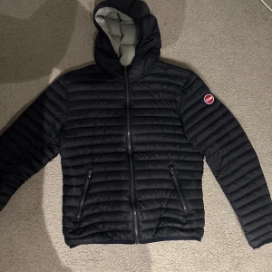 colmar jacka - Säljer nu min colmar jacka som är i helt okej skick. Den har ett litet hål på armen som syns på andra bilden. Skriv för mer bilder💯