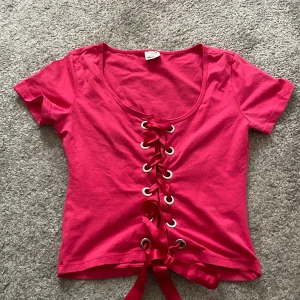 Rosa tröja - Så fin trendig rosa tröja men snörning, strl xs men passar allt från xs-m