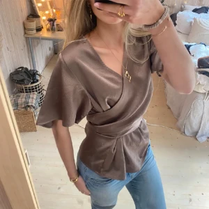 Blus  - SUPER snygg, passar i så många tillfällen!!❤️❤️💕💕