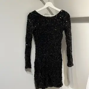 Tight glittrig klänning med öppen rygg i strl XS