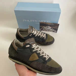 Philippe model Trainer - Hej, Säljer nu mina feta philippe model skor. Skorna liknar valentino rockrunners när de är på så detta är ett billigare alternativ. Storlek 42. Nypris ~ 3000. Mitt pris 899kr. INGA BYTEN!
