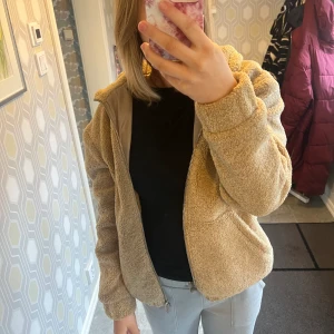 Teddy jacka - Brun Teddy jacka från hm. Jätte bra skick, använd någon enstaka gång. Stl 38 men passar 36.🤎