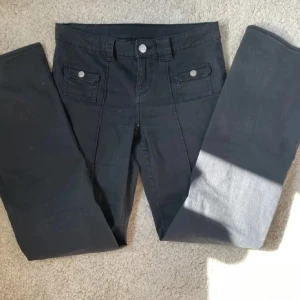 Lågmidjade jeans - Säljer för dom inte används längre💞jag är 173 och dom går över anklarna