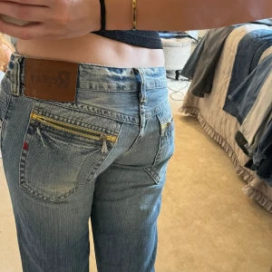 Jeans utförsäljning - Utförsäljning!!  Midjemått(rätt över): 41 cm Innerbenslängd: 77 cm Modellen är: 170 cm  Skriv om ni har några frågor💗//Perfectjeans