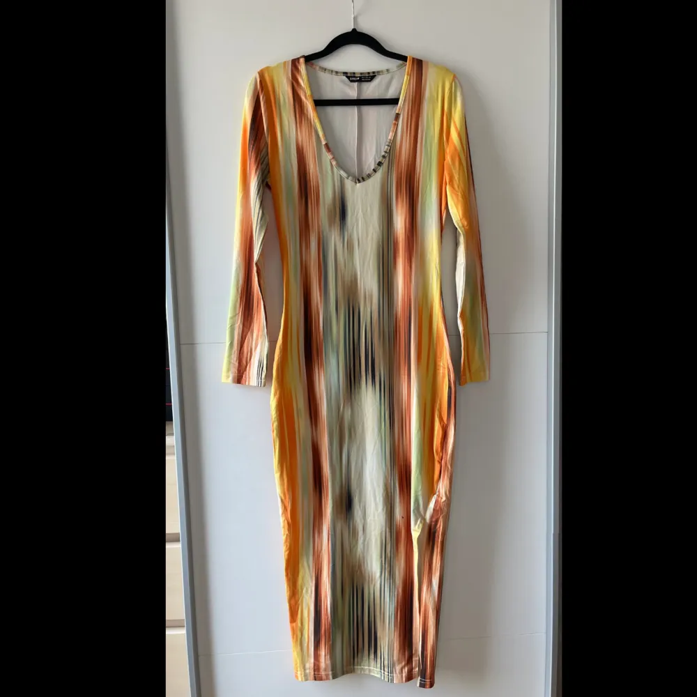 Orange/Multicolor Maxi klänning från Shein. Ger en hourglass illusion på kroppen. Köptes sommaren 2022 och har endast använts 1 gång. Jätte bra skick. Obs. Kan tvättas och strykas om önskas 🤗. Klänningar.
