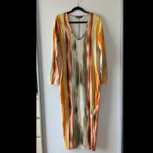 Orange/Multicolor Maxi klänning från Shein. Ger en hourglass illusion på kroppen. Köptes sommaren 2022 och har endast använts 1 gång. Jätte bra skick. Obs. Kan tvättas och strykas om önskas 🤗