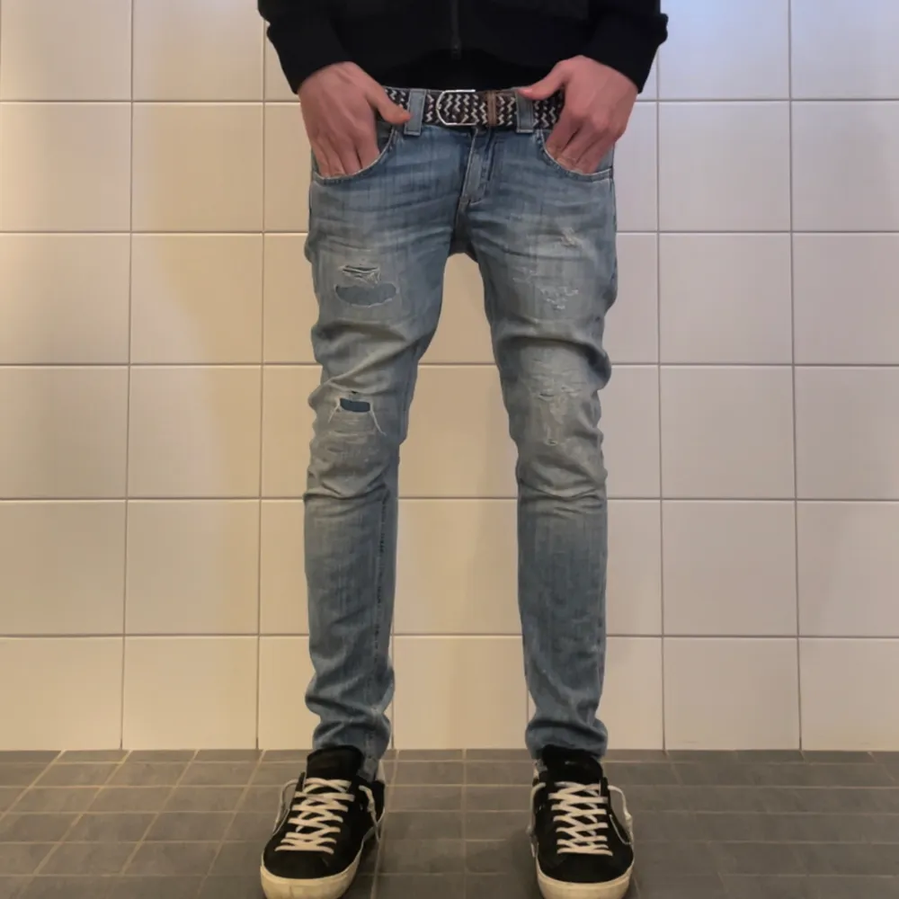 Säljer dessa feta dondup jeans i strlk 31  Ny pris runt 3700. Jeans & Byxor.