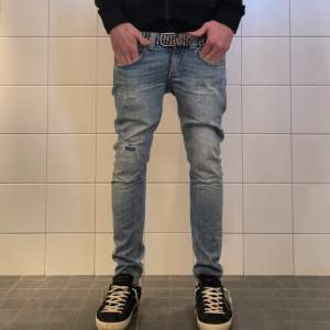 Säljer dessa feta dondup jeans i strlk 31  Ny pris runt 3700