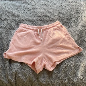 Rosa shorts  - Säljer dessa shorts då de inte kommer till användning länge🥰 