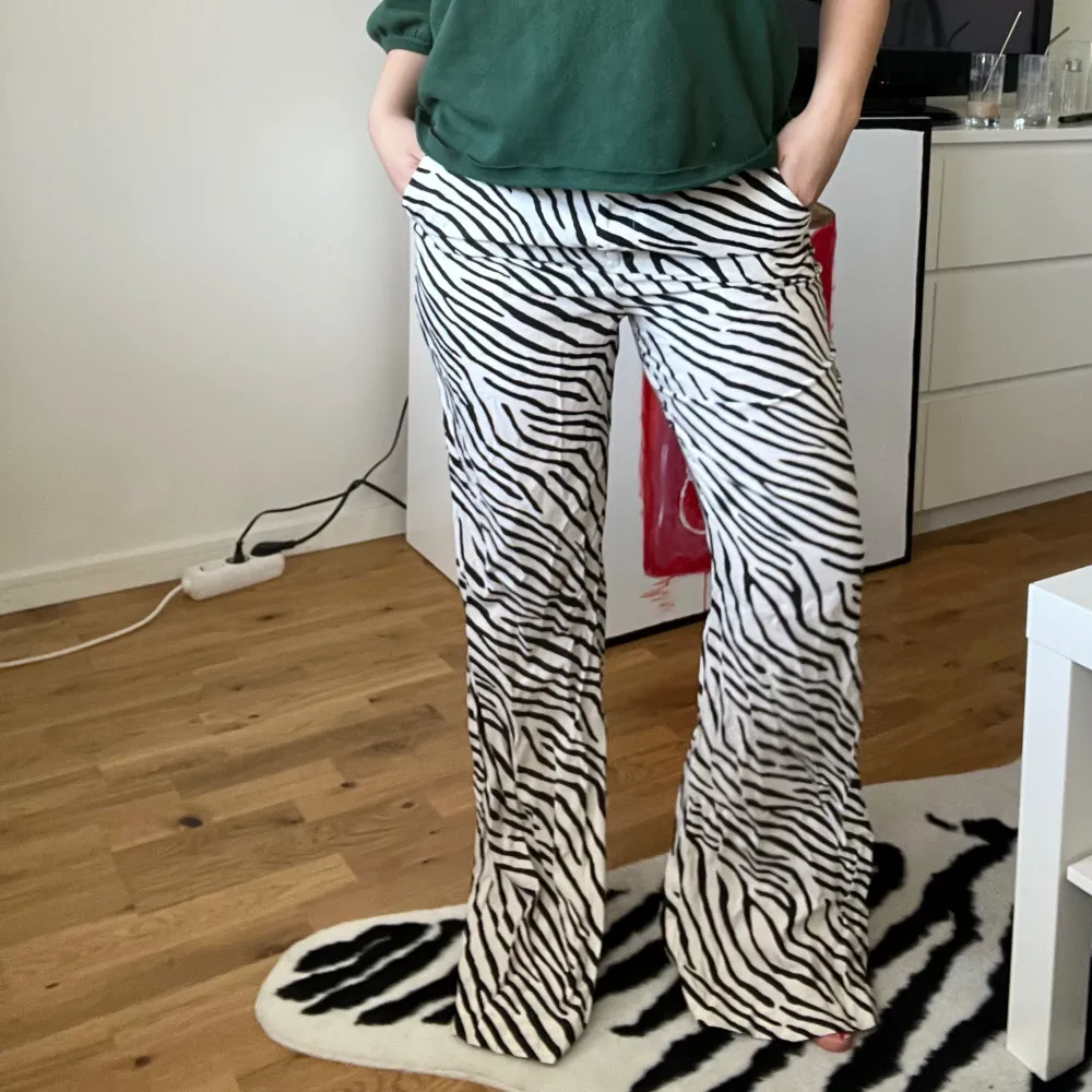 Så najs zebra byxor från h&m!! Tyvärr passar de inte så bra på mig :( Storlek 36!. Jeans & Byxor.