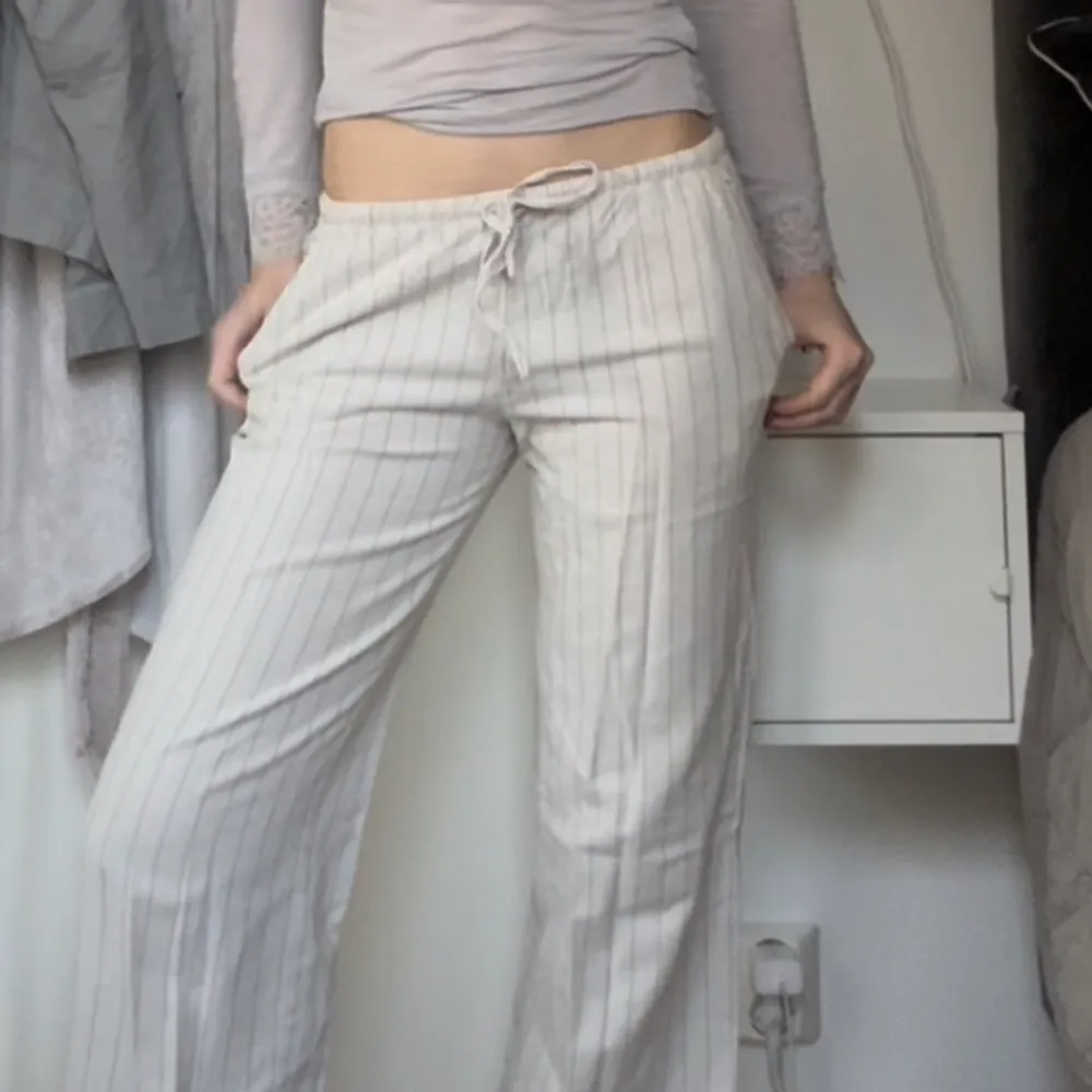 Säljer dessa as snygga linne byxor från hm🌟. Jeans & Byxor.