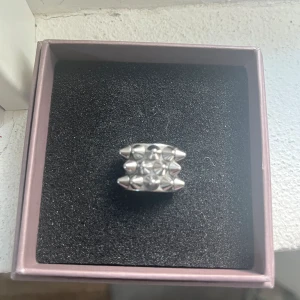 Edblad ring - Säljer denna jättesnygga Edblad ring i storlek 16.00 (XS tror jag) bra skick men lite smutsig i mellanrummen! 🤗 köp gärna via köp nu!
