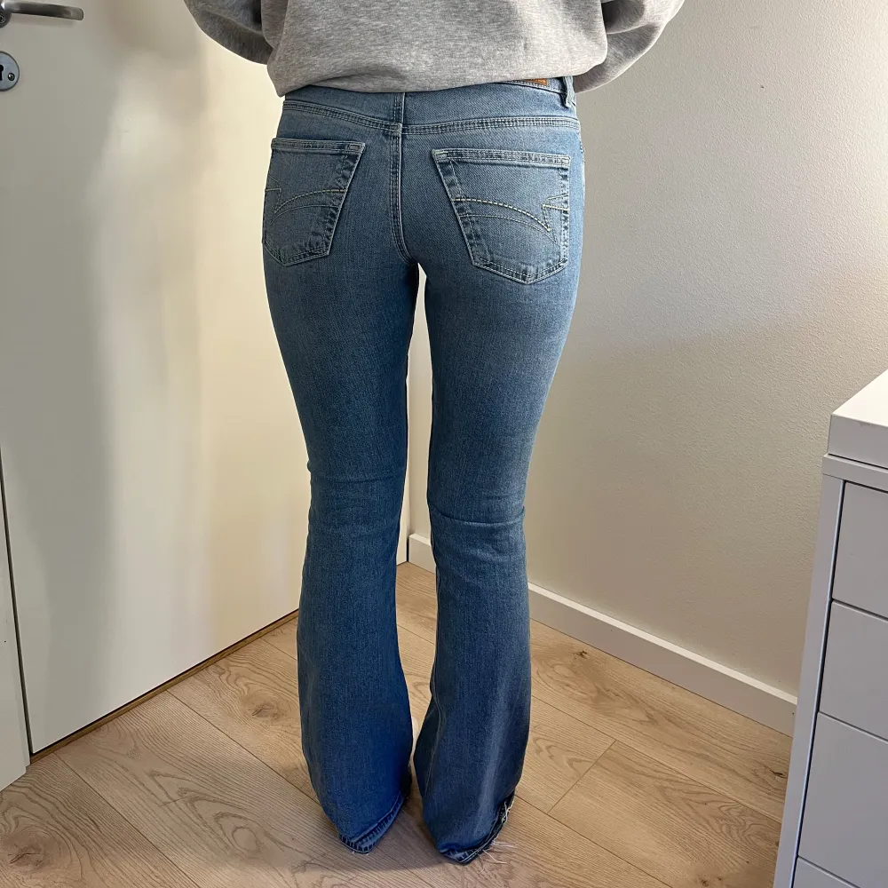 Ett par bootcut jeans från junkyard! 💛Har fina detaljer på fickorna och nästan aldrig använda ☺️☺️. Jeans & Byxor.