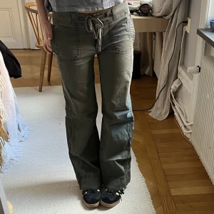 Byxor  - Byxor i tunt härligt bomull (påminner om linne), militärgrön färg, resor och gylf samt snöre i midjan. Lågmidjade och rak- loos fit modell. Perfekt skick❤️