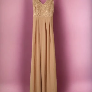 Långklänning  - Använd endast en gång på mitt bröllop väldigt fin å behaglig har själv storlek s i men står storlek 10 i den e från nelly