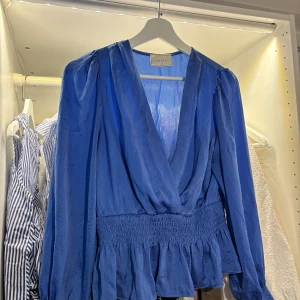 Neo Noir blus - Blus från Neo Noir! Storlek S. Nypris 899kr säljer för 200kr