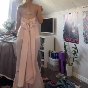 Rosa balklänning med rosett🎀 - Jättefin balklänning med rosett på ryggen🎀 avgudar klänningen men kommer tyvärr inte till användning 💕 storlek 8 men passar mig perfekt som är vanligt en xs/xxs 💕det är en babyrosa färg och bra längd me klackar🎀 perfekt skick 🎀