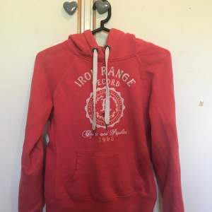 Superfin rosa/vinröd hoodie från H&M. Säljer då jag tröttnat på den, superbra skick, storlek xs men liten i storleken💓