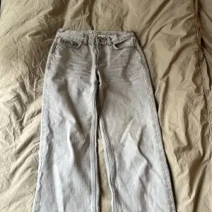 Raka lågmidjade jeans från Gina tricot i storlek 32