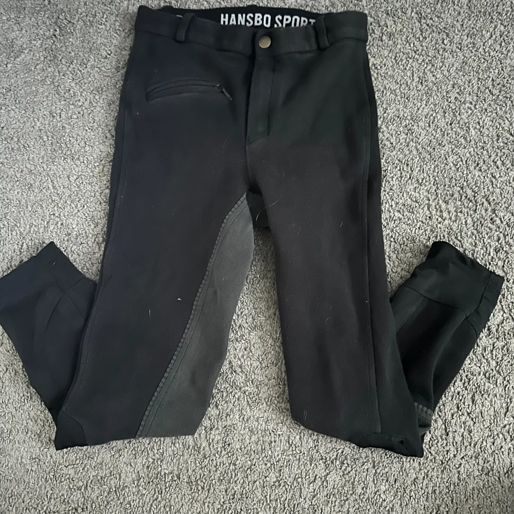 Ridbyxor från hansbro ridsport,Storlek 140 ganska så nytt skick,Lite mer kostymbyx material men från vade ner ungefär är de Thigts material!PM för mer bilder och detaljer!. Jeans & Byxor.