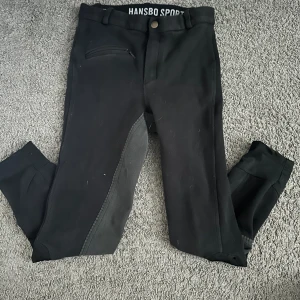 Ridbyxor! - Ridbyxor från hansbro ridsport,Storlek 140 ganska så nytt skick,Lite mer kostymbyx material men från vade ner ungefär är de Thigts material!PM för mer bilder och detaljer!