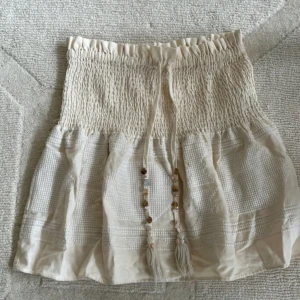 Sommar kjol - Lägger upp igen! Säljer denna jätte fina kjolen som är helt perfekt till sommaren. Jätte fina detaljer och mönster, kan änvändas som både kjol och shorts. Den är från zara och säljs ej längre. Har aldrig används. Kom priv vid fler funderingar 💗