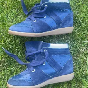 Super snygga blå isabel marant skor som tyvärr inte kommer till användning. Perfekta till nu i sommar!!💙💙