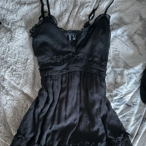 Klänning - Jätte gullig sommarklänning!💕Använd 1-2 gånger, storlek L men kan passa M då ja anser att den e lite mindre i storleken!