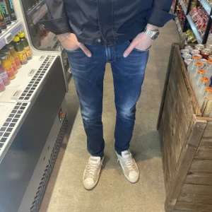 Replay Anbass - Säljer ett par feta replay anbass jeans, storlek 32. Skriv om du är intresserad, har frågor eller för fler bilder! (Pris går att diskutera)