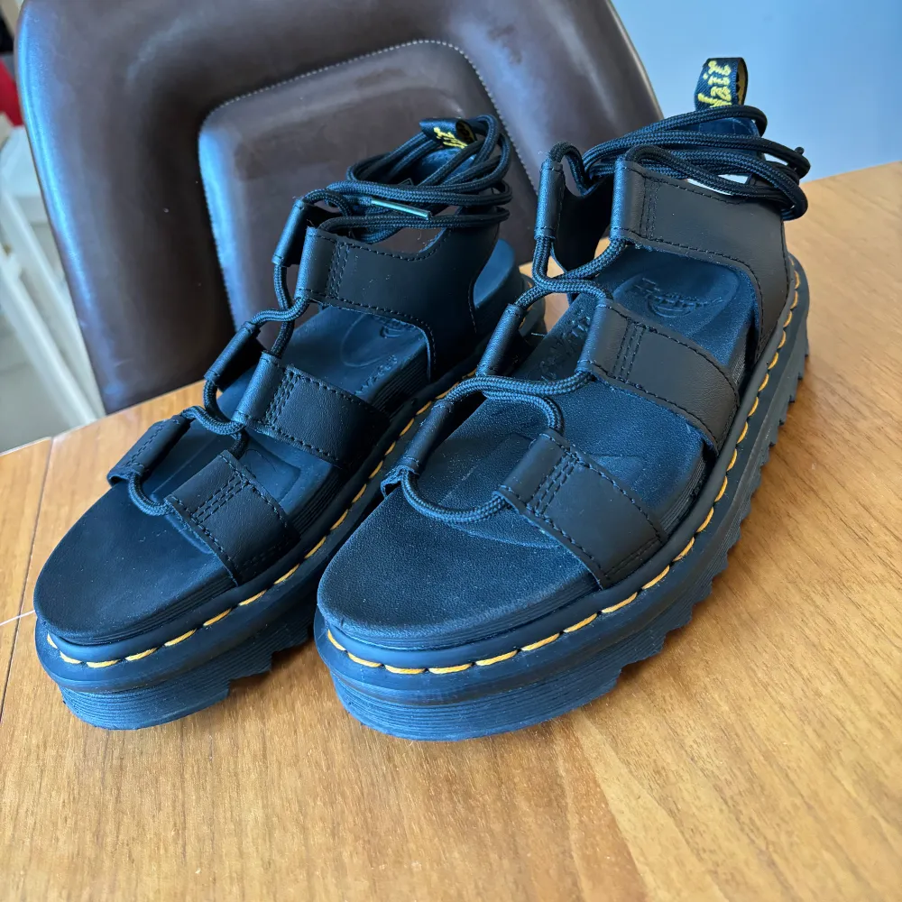 Dr Martens sandaler med snörning. Använd 1 gång då dom är för små för mig. Nyskick. . Skor.