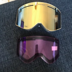 Spektrum googles - Helags summit googlar som är vunna på tävling så dom är helt oanvända! Du får me soligt och molnigt glas till dom, och ny priset är 1899, skriv om dj har frågor!