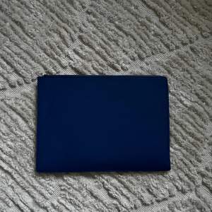 Säljer mitt datafodral från Holdit i färgen royal blue. Jättefint skick och inga tecken på användning. Storlek 16, köptes för 400kr.😊