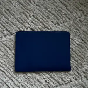 Säljer mitt datafodral från Holdit i färgen royal blue. Jättefint skick och inga tecken på användning. Storlek 16, köptes för 400kr.😊