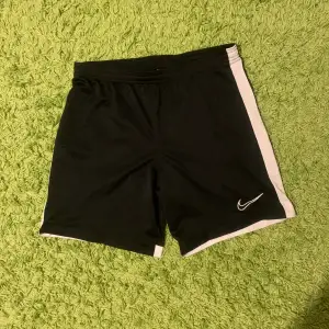 Jag säljer fina Nike-shorts eftersom jag köpte fel storlek. 