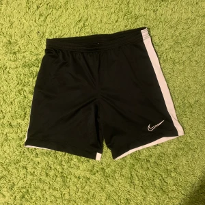 Nike Short  - Jag säljer fina Nike-shorts eftersom jag köpte fel storlek. 