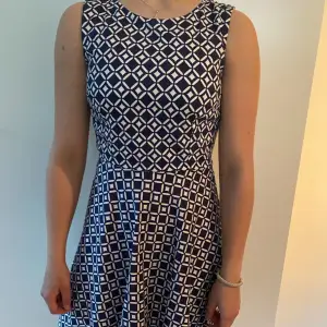 Ny klänning utan prislapp ordinarie pris 1000 kr 
