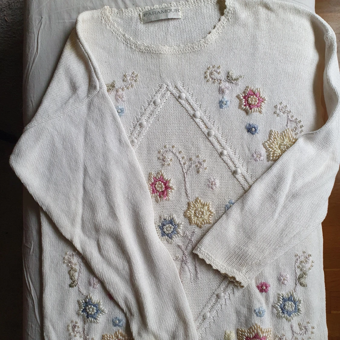 Vintage tröja med brodyr och pärlor